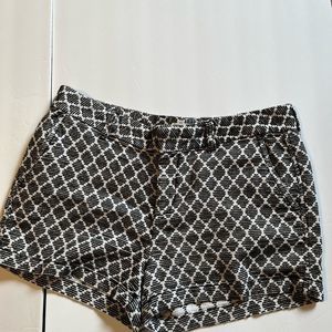 Khakis by Gap The City 3 inch short size 8 bl&wh